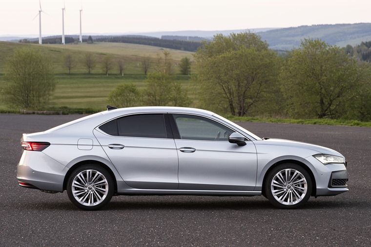 42_Skoda_Superb_Hatch