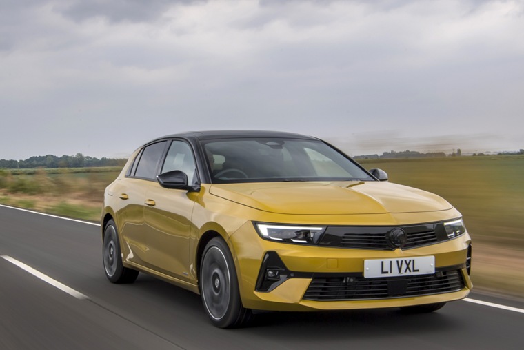 ALL-NEWVAUXHALLASTRANAMEDBESTFAMILYCARAT2022BUSINESSCARAWARDS