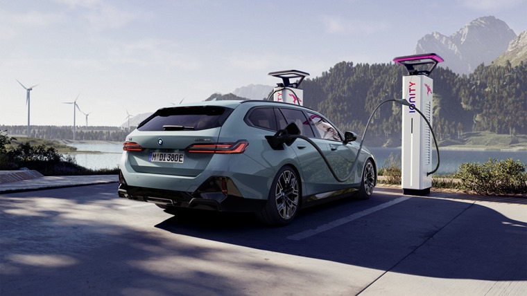 BMW i5 Touring charging