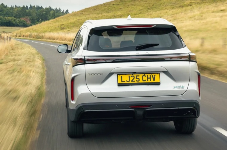 Chery Tiggo 7 rear on the road