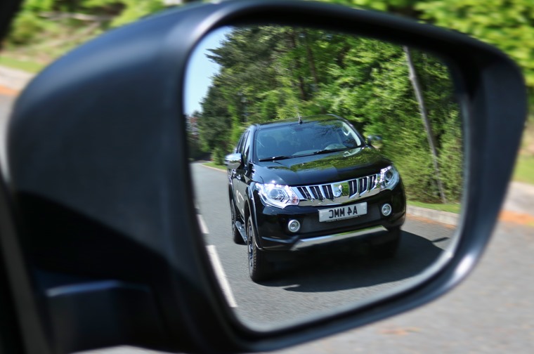 Mitsubishi L200 Overtake