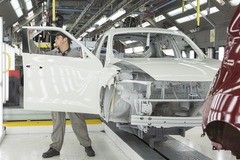 SMMT calls on government to clarify Brexit plans as car production falls 13.7%
