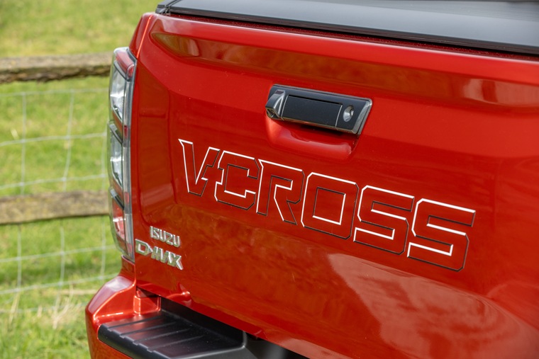 Original-4380-01-isuzu-d-max-v-cross-055