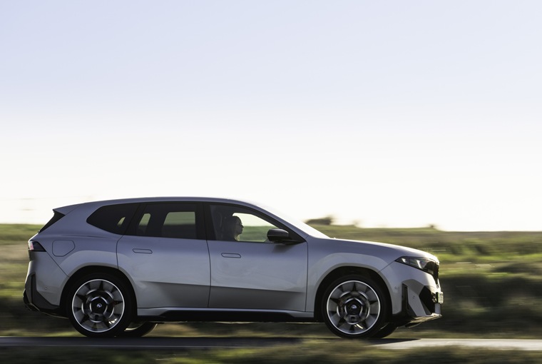 P90630925_highRes_bmw-ix3-50-xdrive-m-
