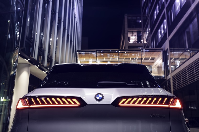 P90631093_highRes_bmw-ix3-50-xdrive-m-