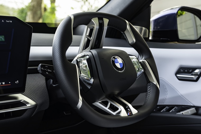 P90631709_highRes_bmw-ix3-50-xdrive-m-