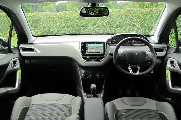 Peugeot 208 facelift 2016 grey and green interior (2)