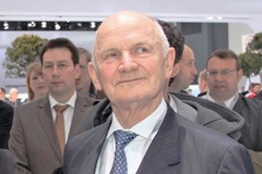 Piech resigns as Volkswagen chairman
