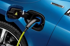 Plug-in sector helps new car market grow for first time in five months
