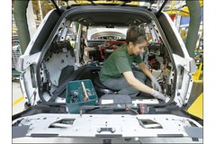 Land Rover offers &pound;9,000 bursary to female engineering students