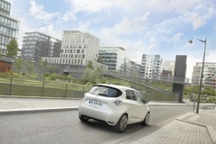 Renault ZOE drives itself in slow-moving traffic