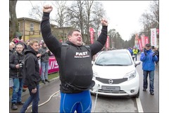 Strongman pulls Nissan to world record